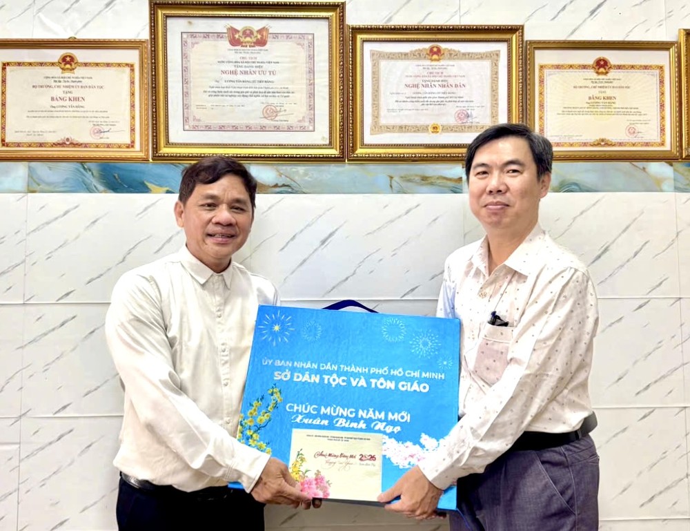 胡志明市民族与宗教厅副厅长曾福禄（右）向人民艺人、衡英堂龙狮团团长徐梓衡先生拜年。