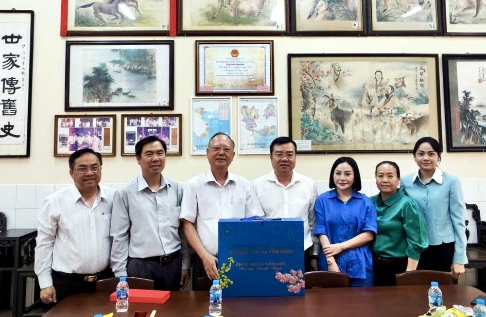 胡志明市民族与宗教厅向穗城会馆拜年。