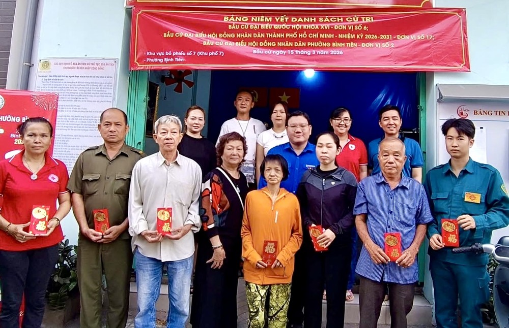 平仙坊红十字会领导、赞助商向贫困家庭赠送新年红包后合照。