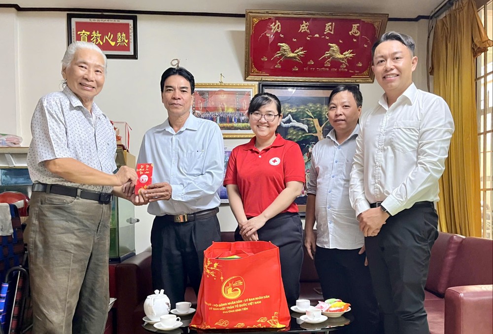 平仙坊各部门代表向陈适老师（左一）拜年。