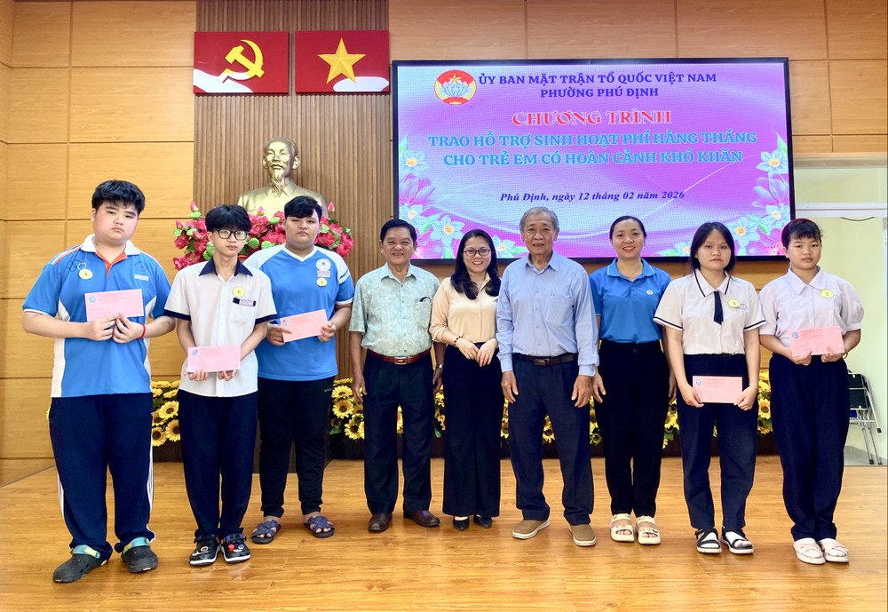 平仙坊领导和崇正慈善会馆代表向各贫困学生发送生活津贴费。