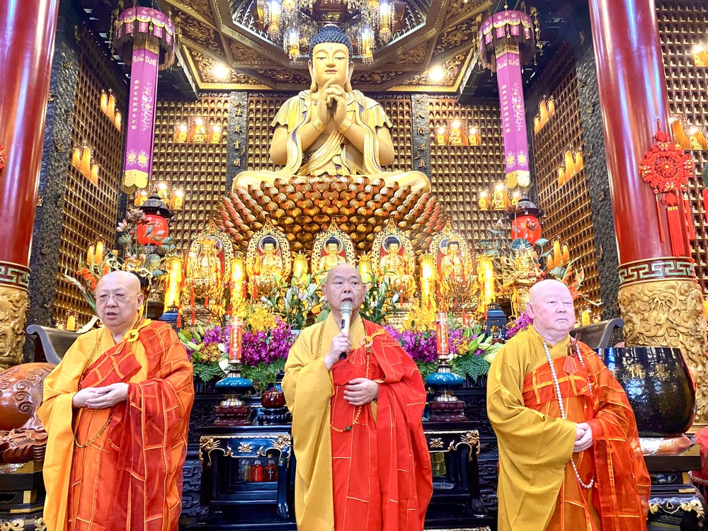胡志明市华人佛教正代表释慧功和尚（中）、副代表释惟镇和尚（右）和副代表释了明法师祝贺新年。