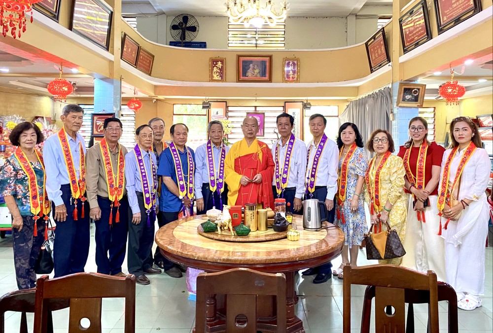 龙华寺护法会向住持释慧功和尚贺年。