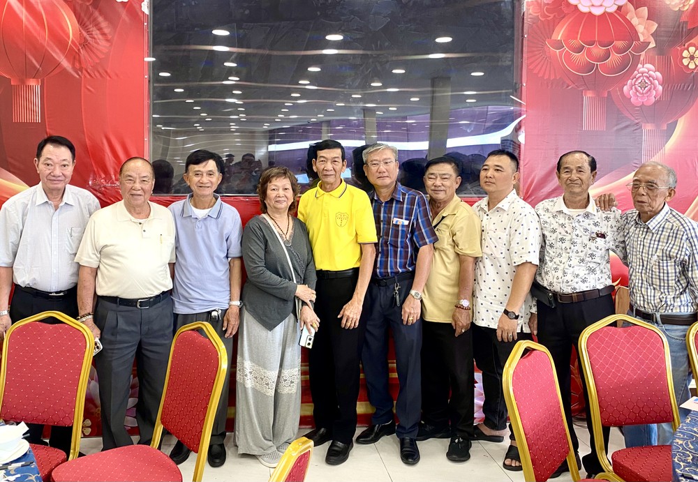 清平护国观音庙理事会与各界热心人士和社团在春聚上合照。