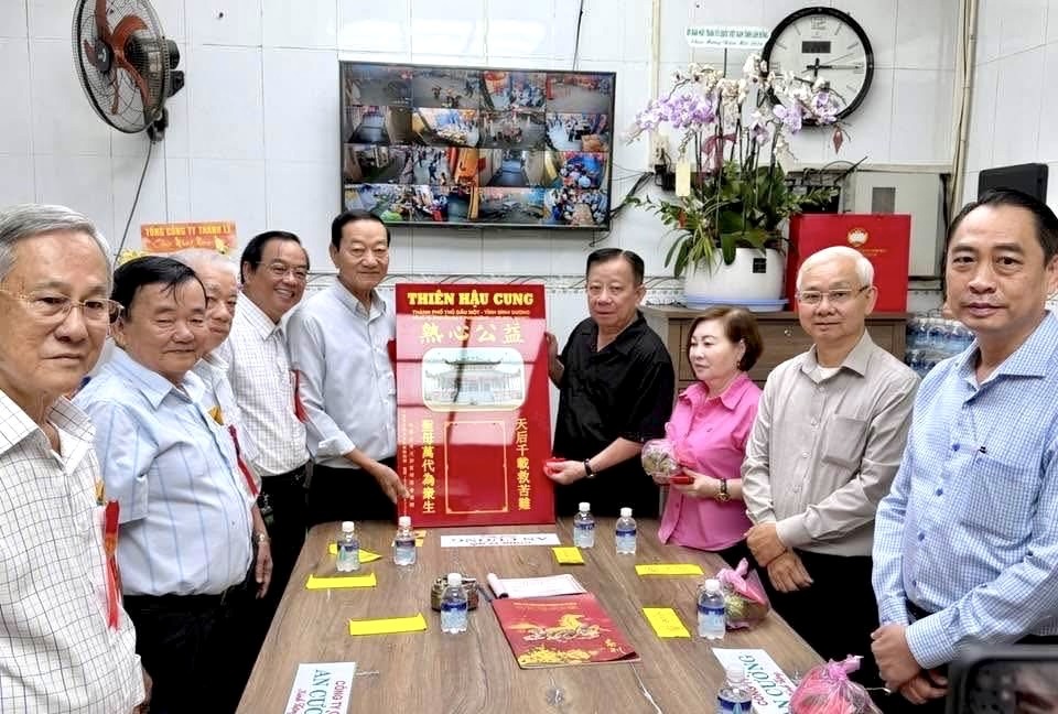 土龙木天后宫理事会向Becamex 集团赠送礼物。