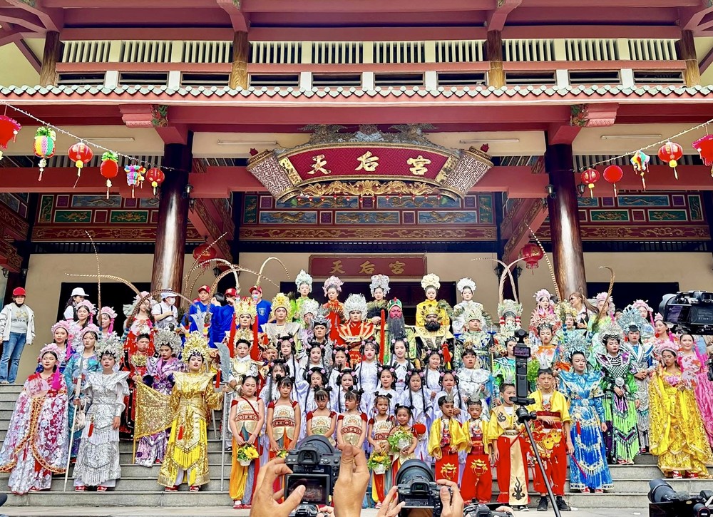 参加巡游的队伍正装待发。