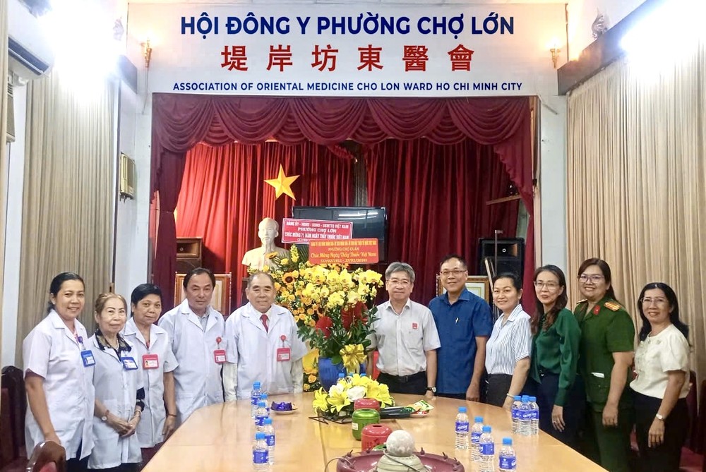 左馆坊人委会向堤岸坊东医会赠送鲜花祝贺医生节。