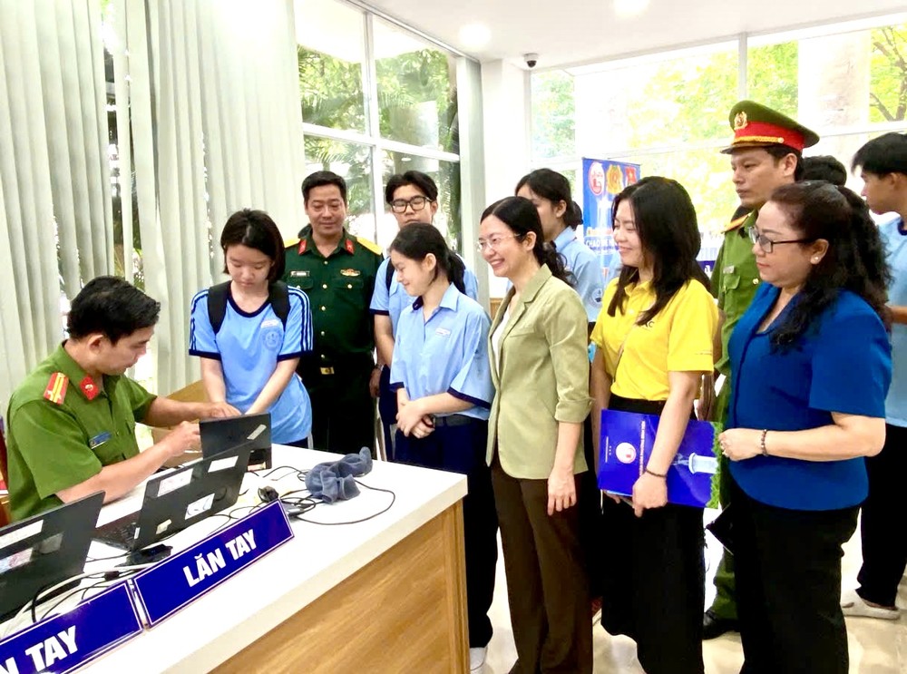 平仙坊各部门领导和单位代表参观学生办理公民身份证。