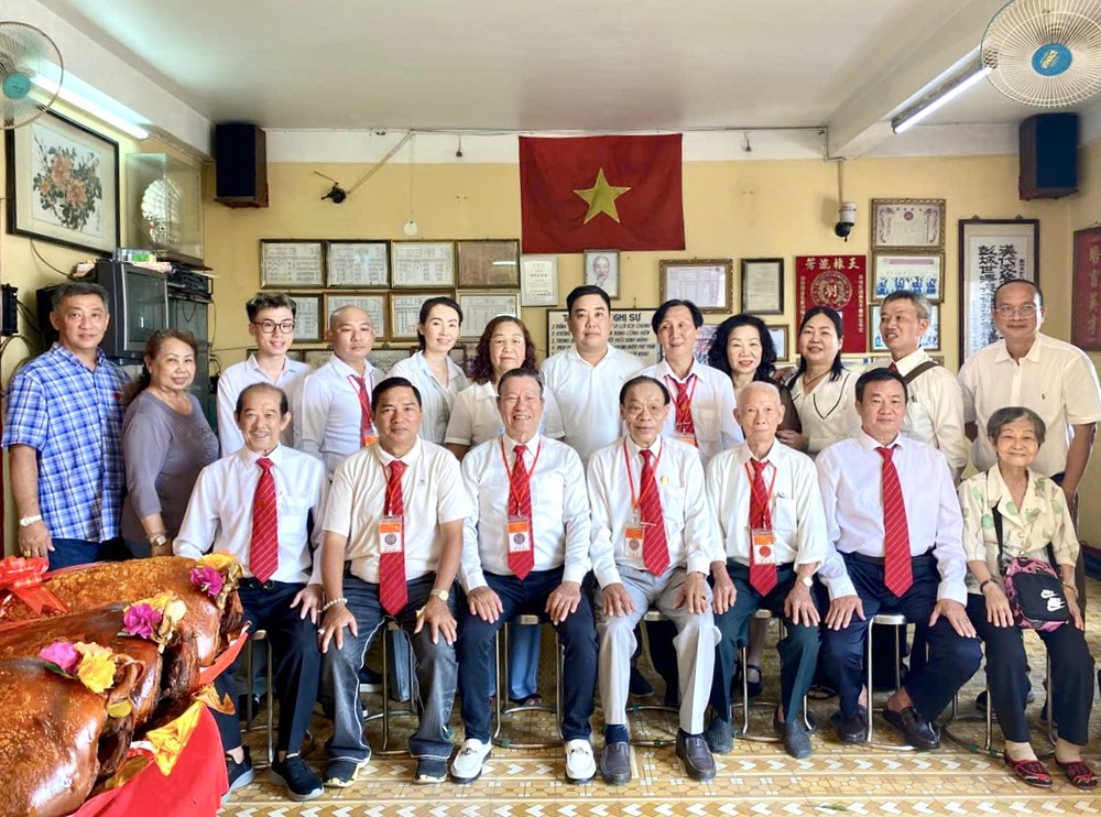 刘氏大宗祠理监事会成员与宗亲们合照。