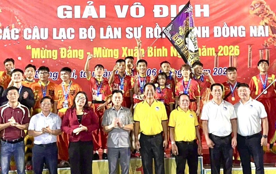 光正学校学生龙狮队领奖的喜悦。