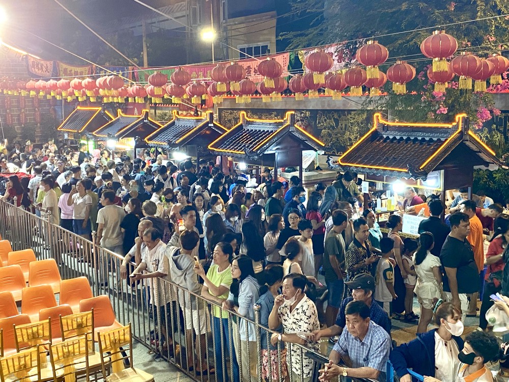 义安会馆美食区食客如鲫。