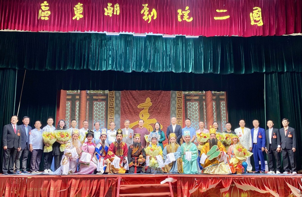 中国总领馆副总领事徐州、义安会馆理事会同仁与团圆合照。