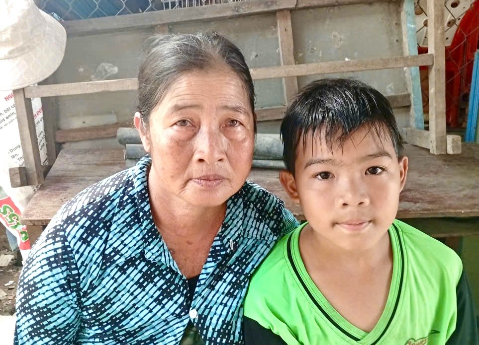 阮氏碧蓉和患血癌的外孙阮家宝。