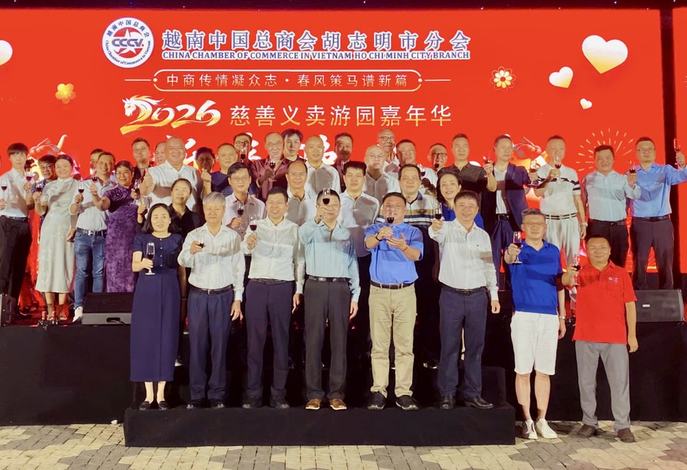 唐立总领事、章林会长与商会各成员、嘉宾共庆新春。