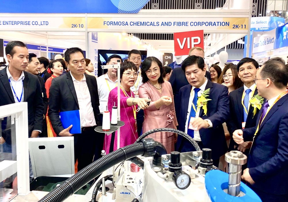 工商部副部长潘氏胜与各部门代表观展。