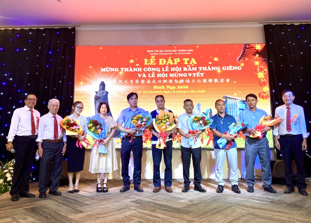 天后宫理事会向圣灯福主赠送礼物表示感谢。