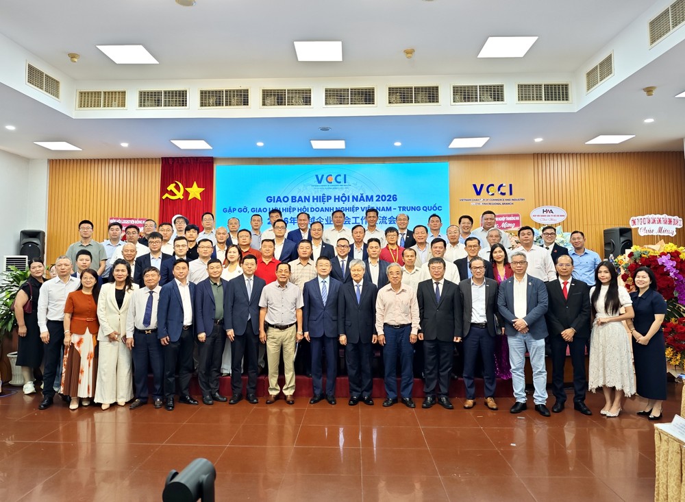 越中单位领导、企业、代表等在交流会上合照。