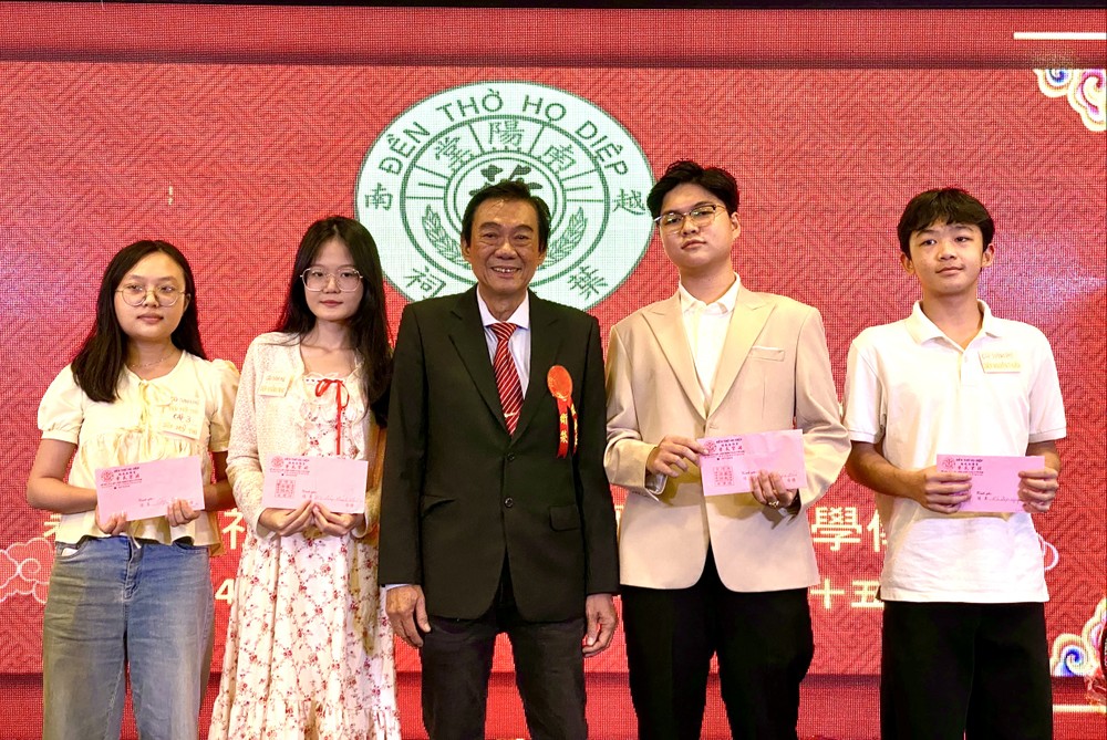 理事长叶卫荣向4名荣获市级比赛中取得优异成绩的子弟颁奖。