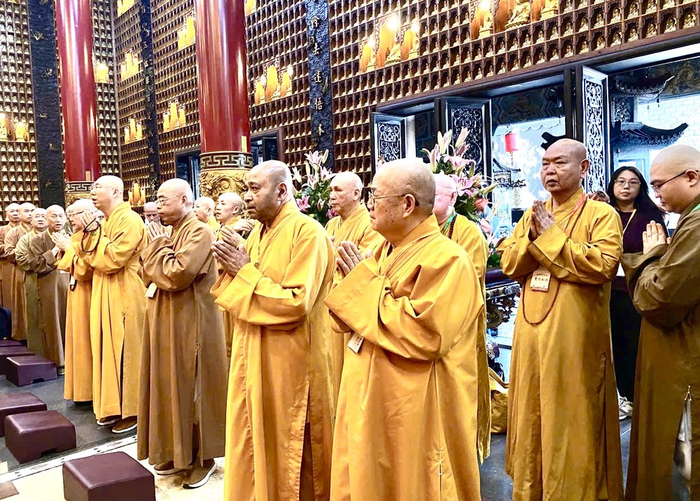 世界佛教华僧会和胡志明市华宗佛教代表一起礼佛。