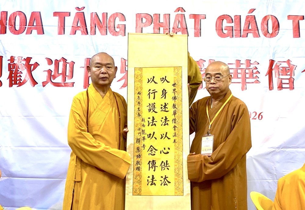 释慧功和尚（左）向上心下茂长老赠送礼物留念。