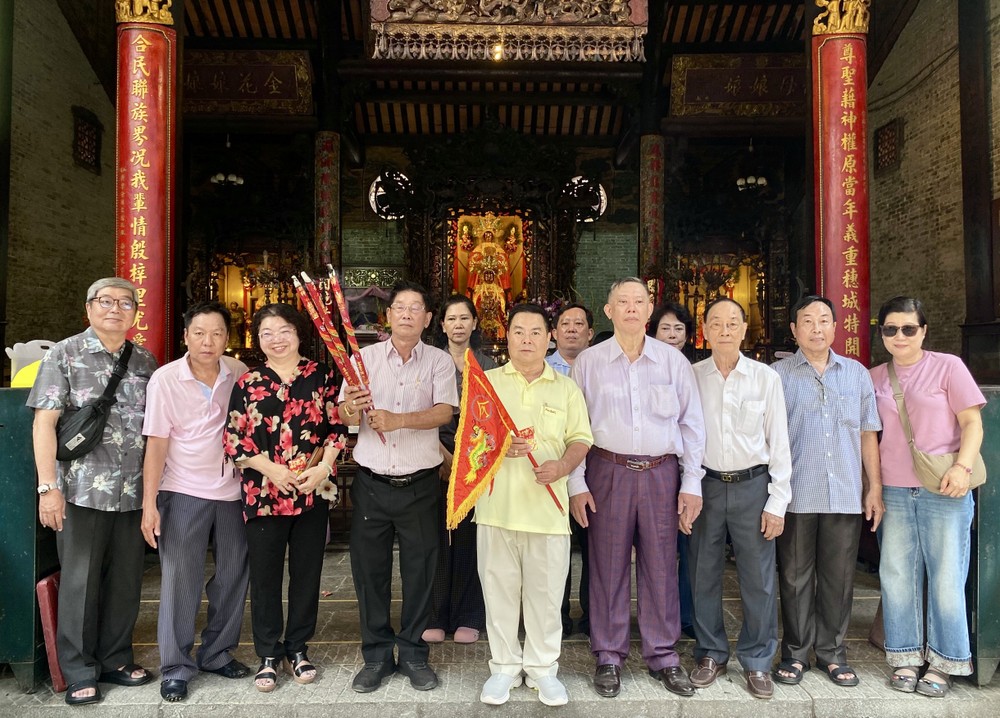 统一粤剧团顾问会迎接天后圣母令旗仪式。