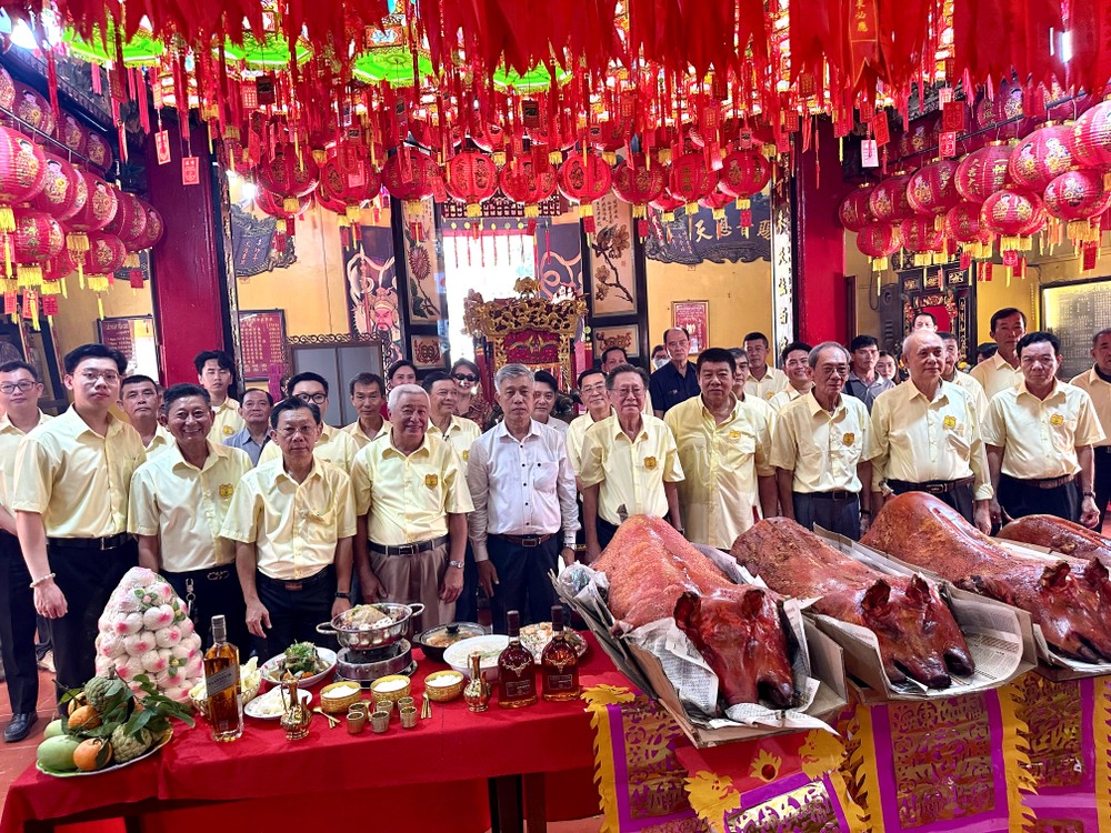 第十五届理事会成员恭贺天后圣母宝诞。