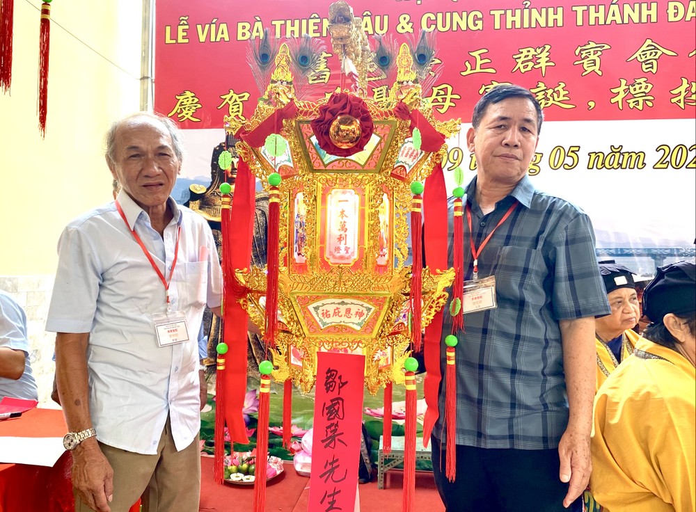 群宾会馆天后宫值理会主席曾文良（右）移交第一圣灯。