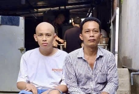 陈清富（右）为医治儿子求助。