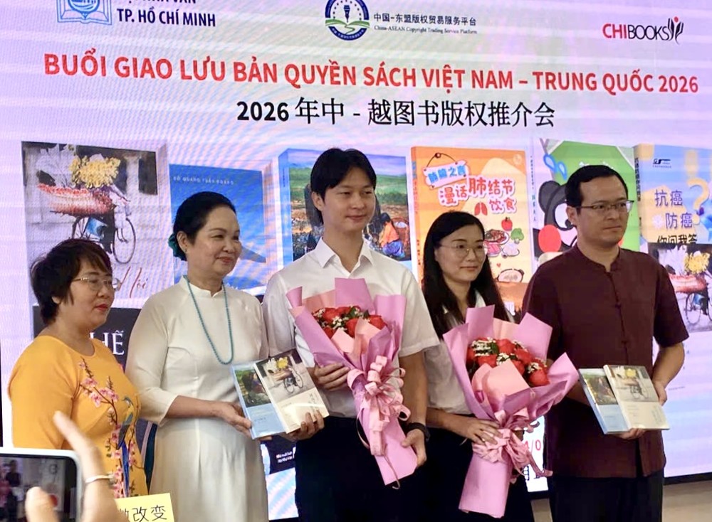 阮丽芝女士向越中各单位赠送鲜花和图书。