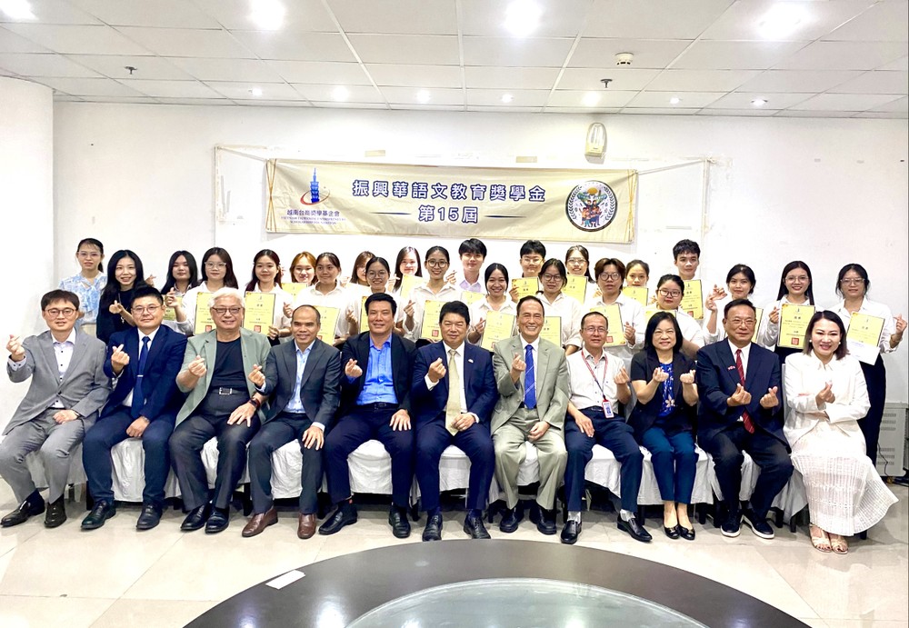 领奖学生与各单位领导、代表合照。
