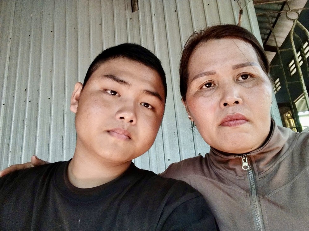 阮玉姈与邓黄明两母子。