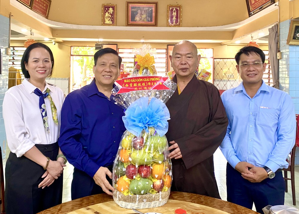 本报领导向释慧功和尚致以佛诞的吉祥祝贺。