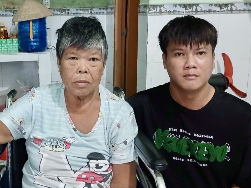 黄秋玲与儿子盼社会帮助。