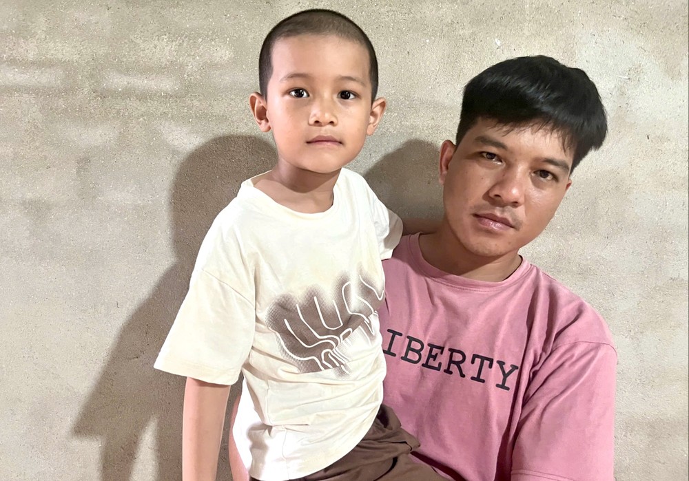阮文仁与患病的幼子家兴亟需社会援助医药费！