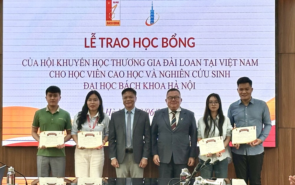 向4名博士生颁发奖学金。