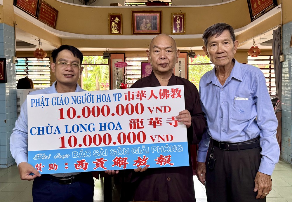 释慧功和尚、陈健安居士向文忠孝主任移交赞助经费仪式。