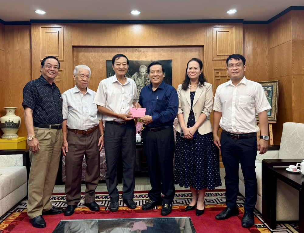 李振发（左三）理事长代表向本报副总编辑阮玉英转交1亿元善款。