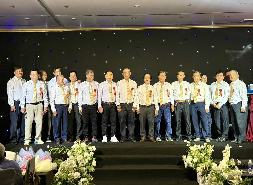 龙泰会馆第十二届理事会成员与来宾合影。