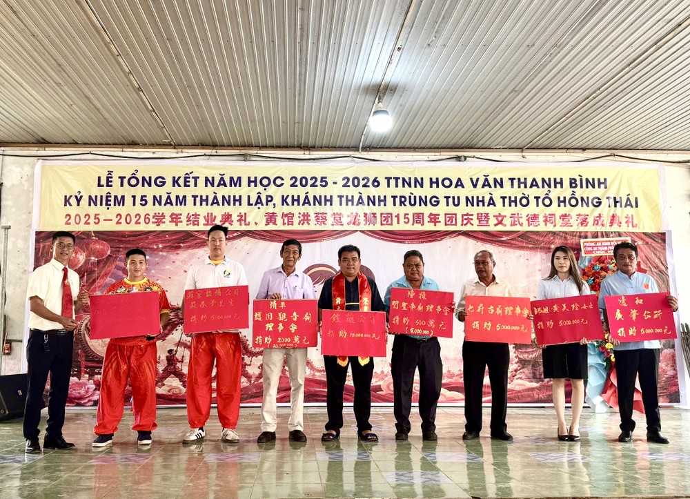 廖子权校长接受各界热心教育人士与单位捐赠助学金。