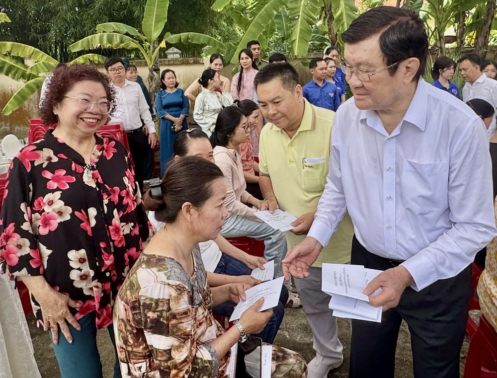 原国家主席张晋创，胡志明市各少数民族文学艺术协会主席张四妹、双成隆安塑胶公司董事长丁文森向优抚家庭赠送慰问礼品。