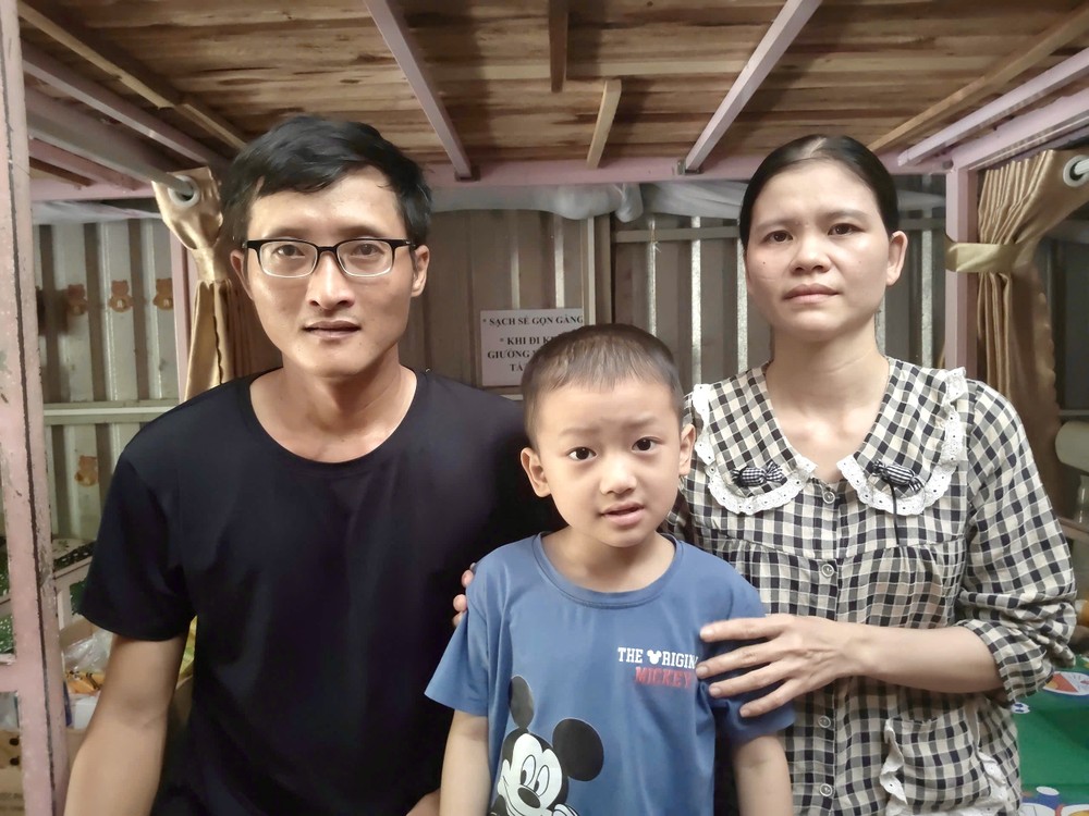杜玉田夫妇和患肠癌的儿子。