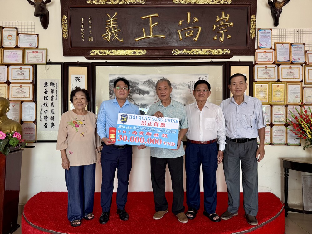 崇正会馆理事长郑鑫发向文忠孝主任移交3000万元赞助金。