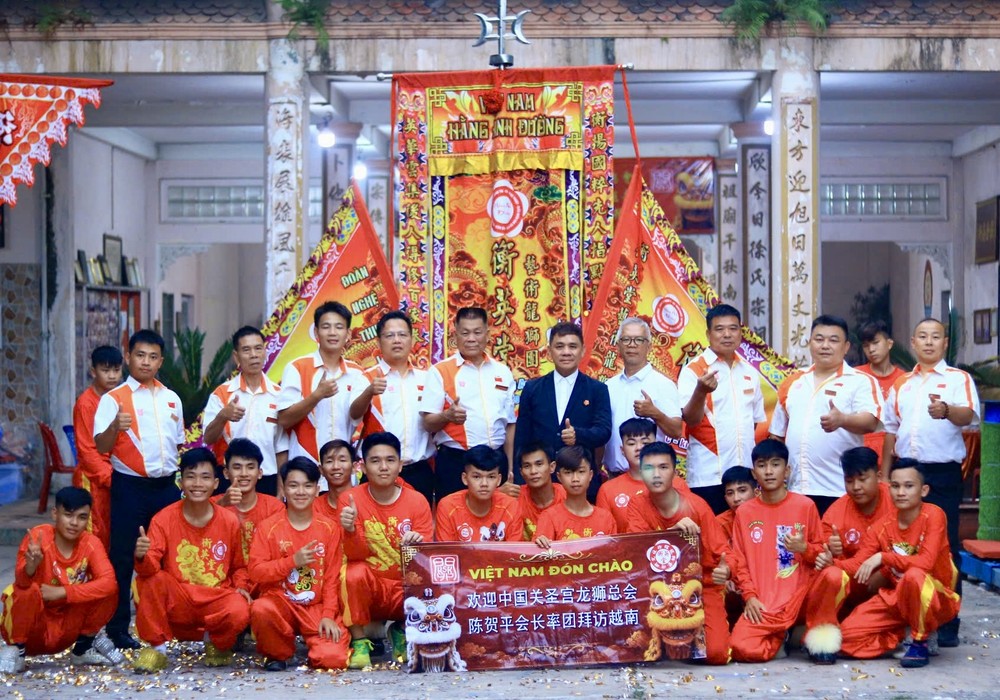徐梓衡师傅和团员与中国关圣宫龙狮总会代表团合照。