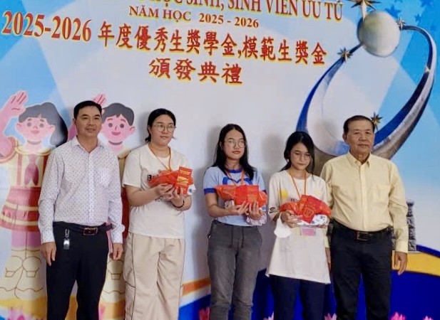 崇正大埔同乡福利会会长李礼勇（左一）与崇正会馆常值副理事长黄木锦颁发奖学金。（福利会供图）