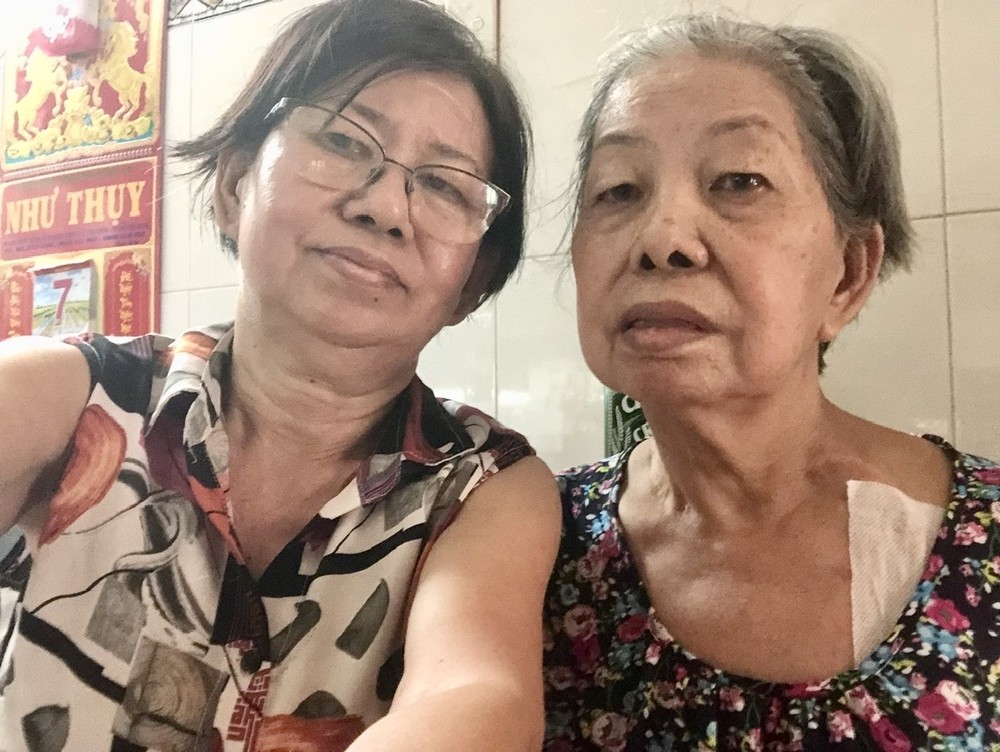 施秀菁（右）与施秀琼两姐妹同患肾病。（求助者供图）