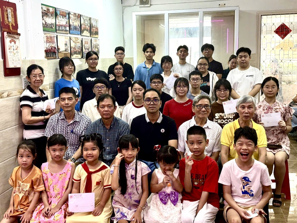 获奖子弟与理事会成员合照。仁建/摄