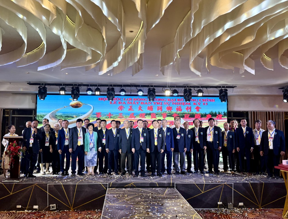 崇正大埔同乡福利会第十三届理监事同仁。仁建/摄
