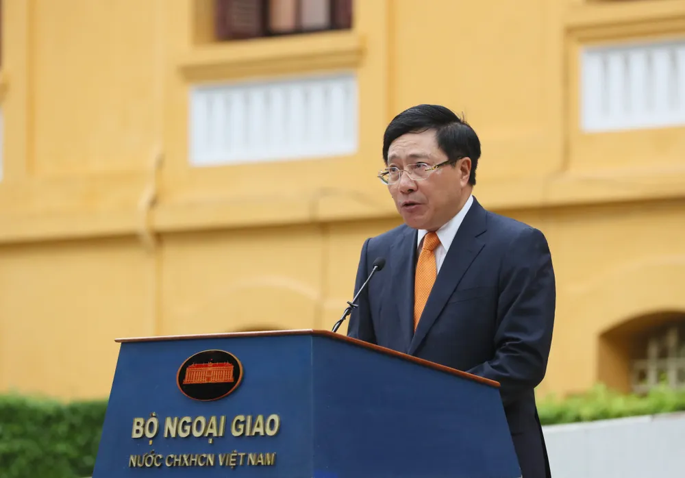 Lễ thượng cờ ASEAN nhân dịp 25 năm Việt Nam là thành viên chính thức ảnh 2