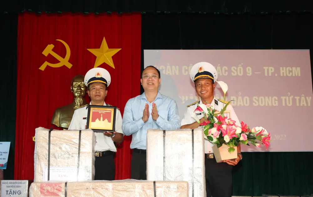 Đoàn công tác số 9 - TPHCM thăm, động viên quân, dân huyện đảo Trường Sa và Nhà giàn DK1   ảnh 1