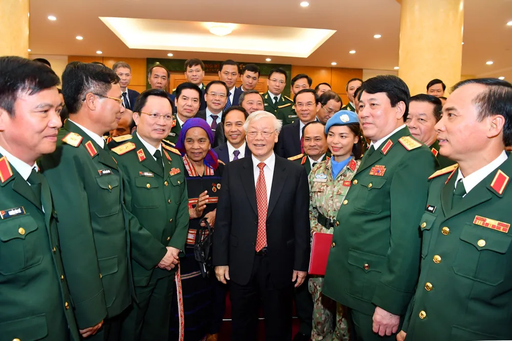 Đồng chí Nguyễn Phú Trọng, Tổng Bí thư, Chủ tịch nước, Bí thư Quân ủy Trung ương trò chuyện cùng Đoàn đại biểu điển hình tiên tiến toàn quốc trong xây dựng nền quốc phòng toàn dân vững mạnh giai đoạn 2009-2019, ngày 19-12-2019. Ảnh: TUẤN HUY